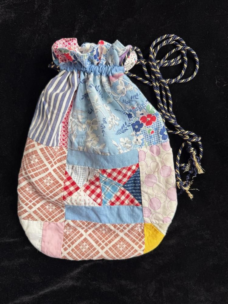<img class='new_mark_img1' src='https://img.shop-pro.jp/img/new/icons1.gif' style='border:none;display:inline;margin:0px;padding:0px;width:auto;' />moderate original antique quilt purse NO6