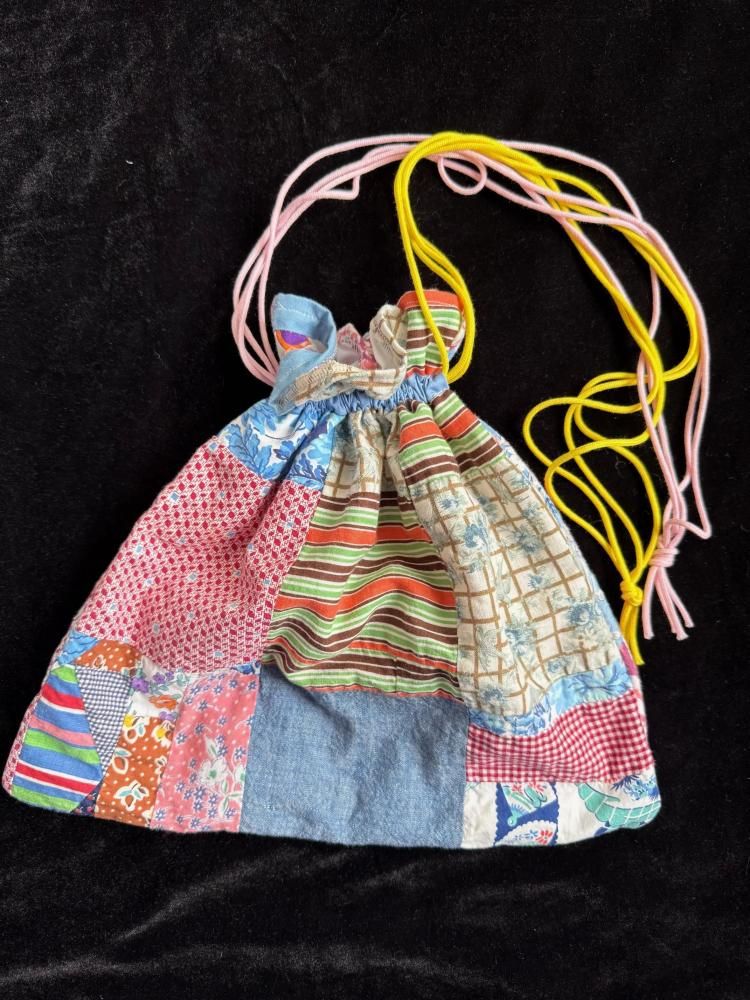<img class='new_mark_img1' src='https://img.shop-pro.jp/img/new/icons1.gif' style='border:none;display:inline;margin:0px;padding:0px;width:auto;' />moderate original antique quilt purse NO7
