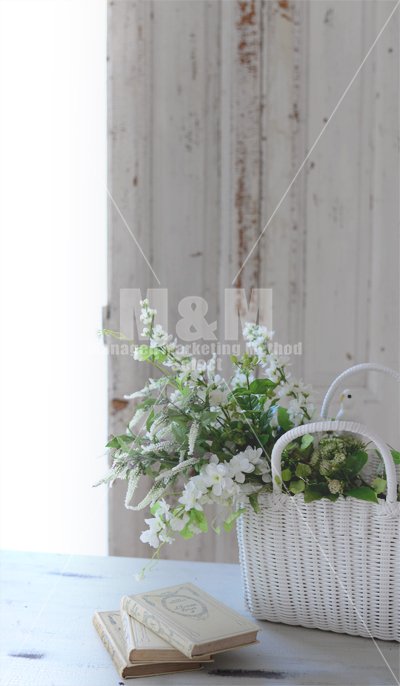 写真素材】白いシャビーナチュラルインテリアに籠バッグとお花と洋書 L