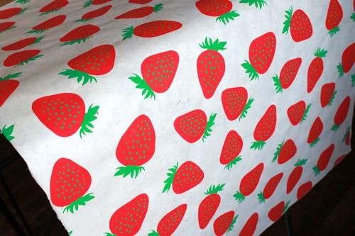 ネパール手漉き紙いちご柄/包装紙/ラッピングペーパー - おしゃれな