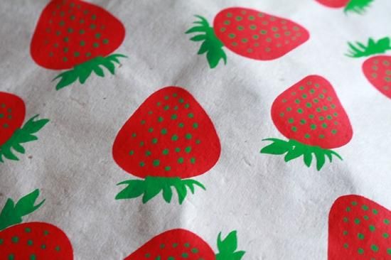 ネパール手漉き紙いちご柄/包装紙/ラッピングペーパー - おしゃれな