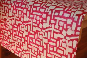 ネパール手漉き紙ろうけつ染ピンクテキスタイル/包装紙/ラッピングペーパー の商品画像