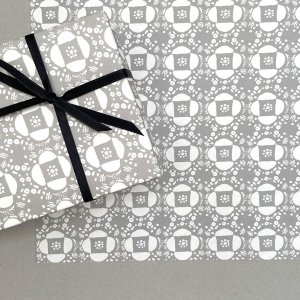【大判オーダー】タイル風花柄グレー　ブラウン ペーパー/包装紙 500枚の商品画像