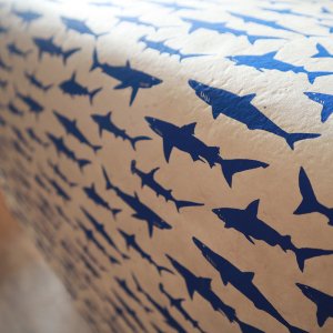 ネパール手漉き紙 サメ柄/ブルー/包装紙/ラッピングペーパー の商品画像
