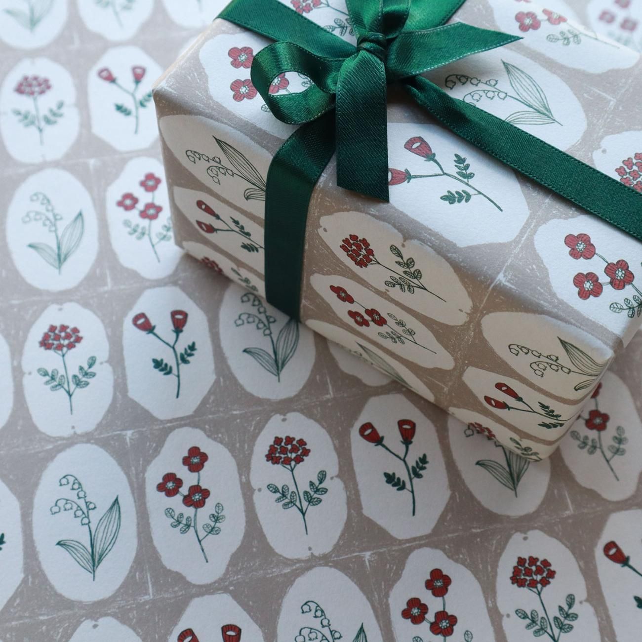 フレームフラワー柄 ベージュ×レッド ラッピングペーパー/包装紙 5枚