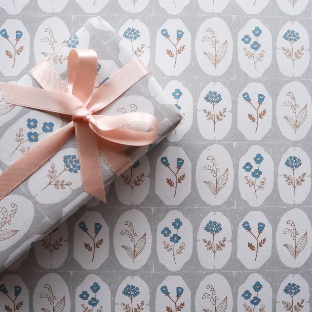 いま(A4額付きフラワー　ラッピング 生花】¥5500の花束＋あみ付き多層ラッピング代(¥880) | 花里KANORI 葛西店