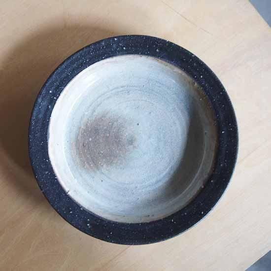 宮城陶器　皿　2枚セット　黒　雨晴　平皿　やちむん　沖縄　金継ぎ　カケあり 宮城陶器 皿 2枚セット 黒 雨晴 平皿 やちむん 沖縄 金継ぎ カケ