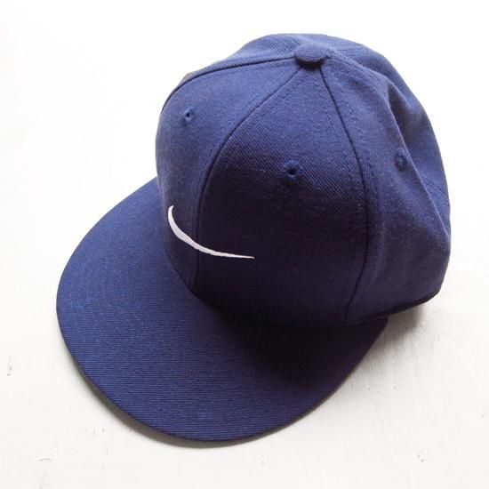 【NIKE】 90s DEADSTOCK CLASSIC FITTED CAP - NAVY　ナイキ 90年代 スウォッシュ フィッティドキャップ  デッドストック ネイビー - NY直輸入の日本未発売のアイテムをセレクトするブティック　pieces boutique(ピーシーズ・ブティック)