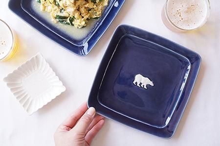 高評価の贈り物 メ30 ヨルノアオ シロクマの正方リム皿（貫入/釉ヒビあり 食器