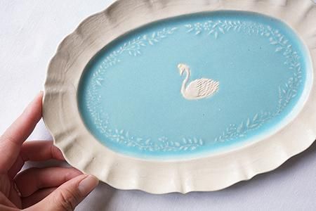 spoon　トナラ焼き　お花　蝶々に白鳥の図　角皿プレート　サイン入り spoon トナラ焼き お花 蝶々に白鳥の図 角皿プレート サイン入り