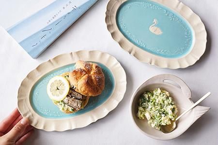 ウ22 白鳥と草花のオーバルプレート - 益子焼の小さな窯元「よしざわ