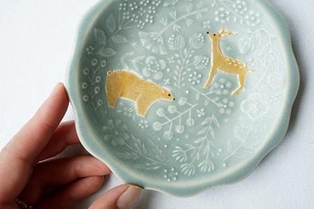リ18 くまとシカの草花小皿 - 益子焼の小さな窯元「よしざわ窯