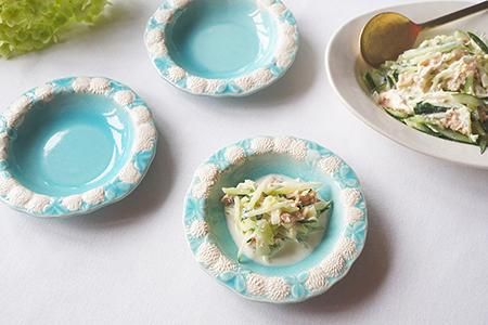 ル35 レイクグリーン シロツメクサのリース深小皿 - 益子焼の