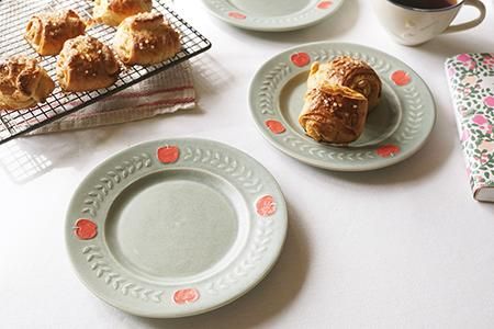 ウ3 薄緑（しっとり） りんごと葉のリース皿（貫入/釉ヒビあり