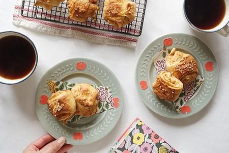 ウ3 薄緑（しっとり） りんごと葉のリース皿（貫入/釉ヒビあり