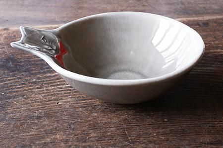 ウ20 赤いリボンをつけた猫のフラットボウル（貫入/釉ヒビあり