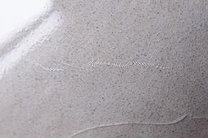 ウ21 黄色いリボンをつけた猫のフラットボウル（貫入/釉ヒビあり