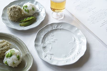 ア２０ ホワイトグレー 西洋絵皿 中 - 益子焼の小さな窯元「よしざわ窯」- 生活陶器「onthetable」