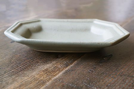 ノ３４ オリーブグリーン 隅切洋皿 小 - 益子焼の小さな窯元「よしざわ窯」- 生活陶器「onthetable」