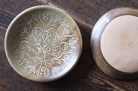 カ１ いちごと鳥のお皿（焼き色幅あり） - 益子焼の小さな窯元「よしざわ窯」- 生活陶器「onthetable」