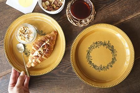 ワ11 キャメル ラウンド洋皿 ドット 誕生花のリース - 益子焼の