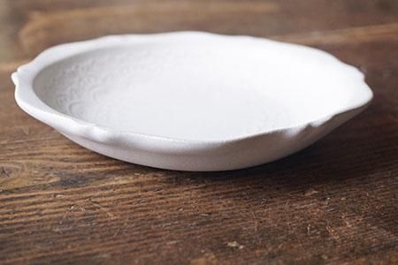 ツ13 アッシュホワイト レース模様の深皿 - 益子焼の小さな窯元