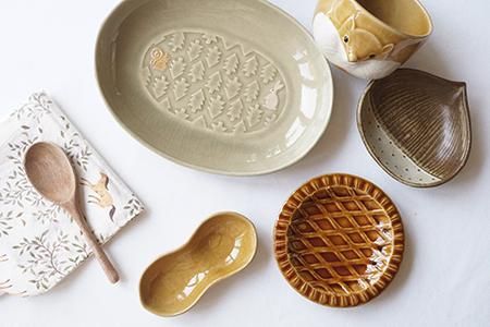 ウ27 フォレストグリーン（枯色）森と動物たちの楕円中鉢（貫入/釉