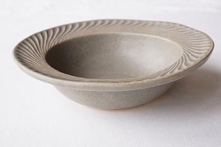 よしざわ窯★まとめ売り5点*いちご,こぐま,トイプードル,ドレープボウル,プラム ☆ 新しく製作した犬のお皿が編集部に届きました！ 2色ご用意