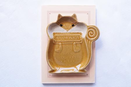 メ24 ハーモニカを吹くリスのお皿 - 益子焼の小さな窯元