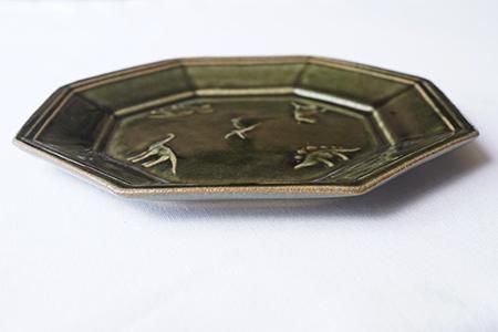 レ1 恐竜たちの八角皿（貫入/釉ヒビあり） - 益子焼の小さな