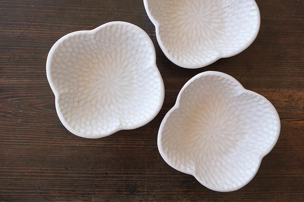 小さな焼き物の花いれ3点、日本製 花型三つ足小鉢5色セット 美濃焼［日本製］（どんぶり/小鉢