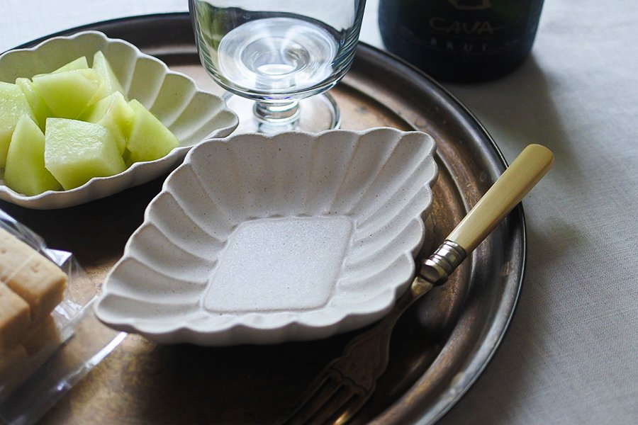 ホワイト 花菱深皿 - 益子焼の小さな窯元「よしざわ窯」- 生活陶器 