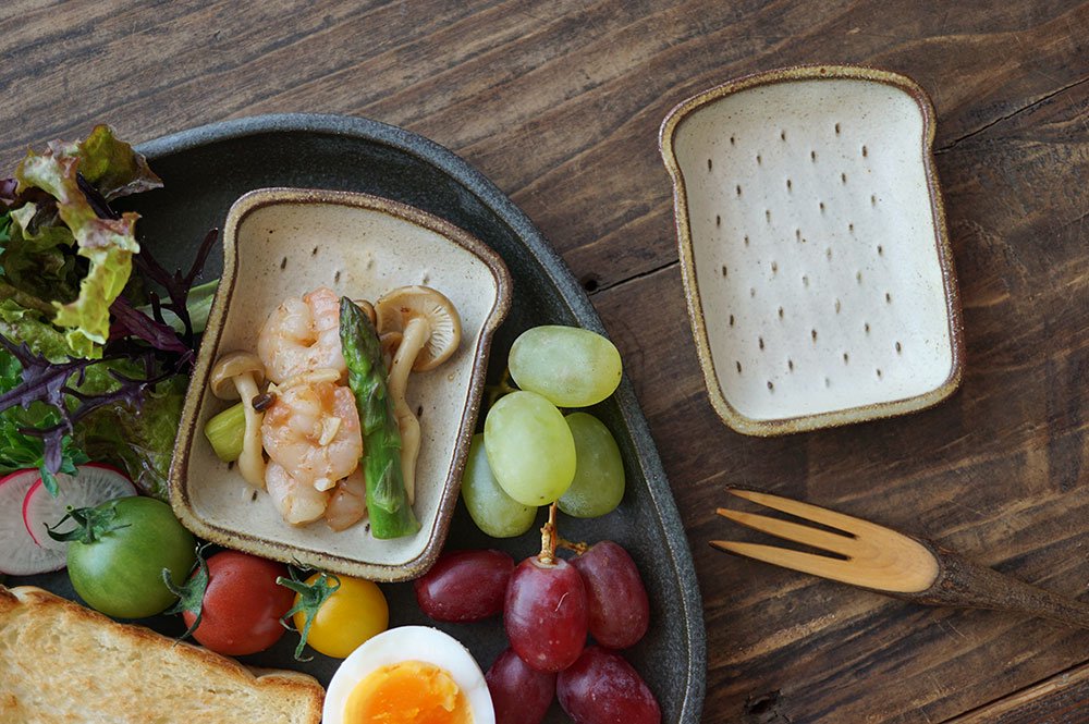 マ１５ 食パン皿 豆 - 益子焼の小さな窯元「よしざわ窯」- 生活陶器