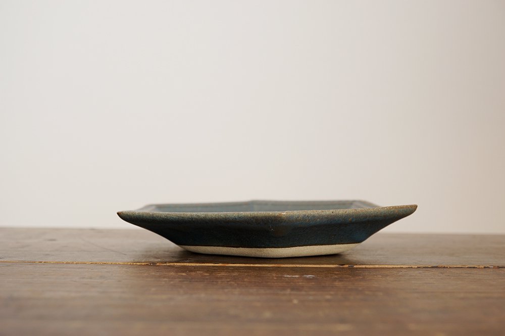 青錆釉 六角洋皿 - 益子焼の小さな窯元「よしざわ窯」- 生活陶器