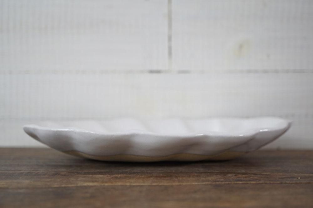 白いやんちゃな雲皿 中 益子焼の小さな窯元 よしざわ窯 生活陶器 Onthetable 白いやんちゃな雲皿 中 益子焼の小さな窯元 よしざわ窯 生活陶器 Onthetable
