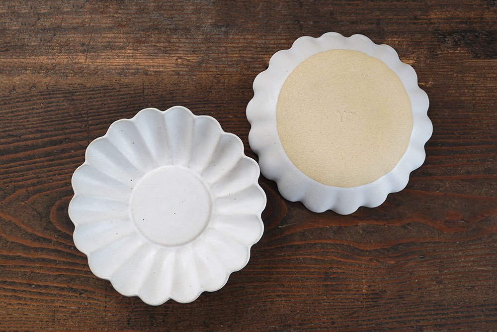 ヌ１８ ホワイト マーガレット深皿 １３センチ - 益子焼の小さな窯元 