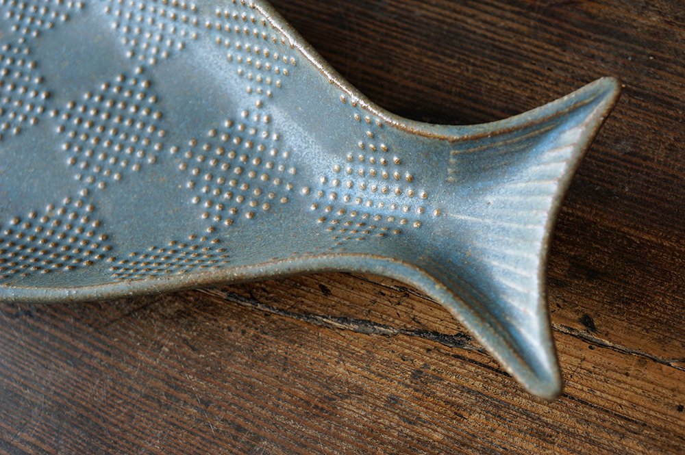 ク１１　　青錆釉 四月の魚 - J - 益子焼の小さな窯元「よしざわ窯」- 生活陶器「onthetable」