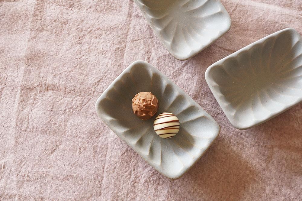 グレー お菓子型の器チェコのチョコ 益子焼の小さな窯元 よしざわ窯 生活陶器 Onthetable