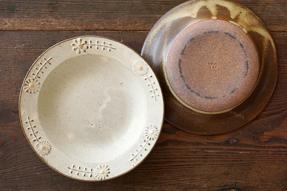 oldwhite 花のスープ皿 - 益子焼の小さな窯元「よしざわ窯」- 生活陶器「onthetable」