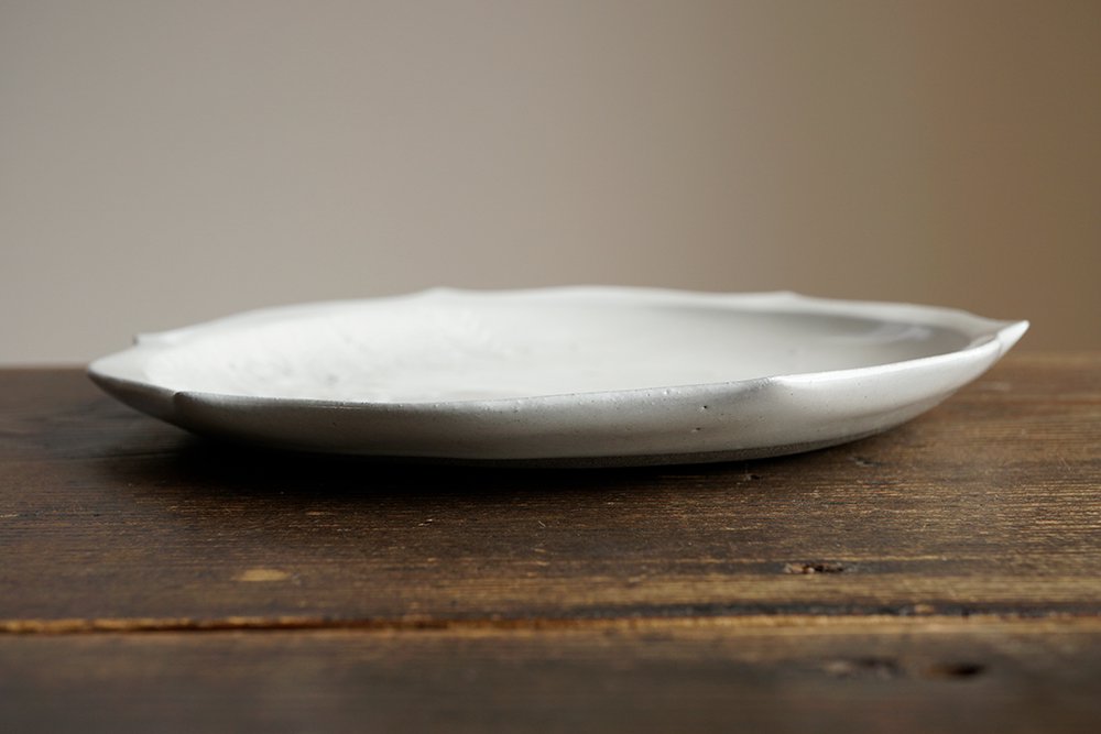 ユ３１ ホワイトグレー 森のトナカイ皿 - 益子焼の小さな窯元「よしざわ窯」- 生活陶器「onthetable」