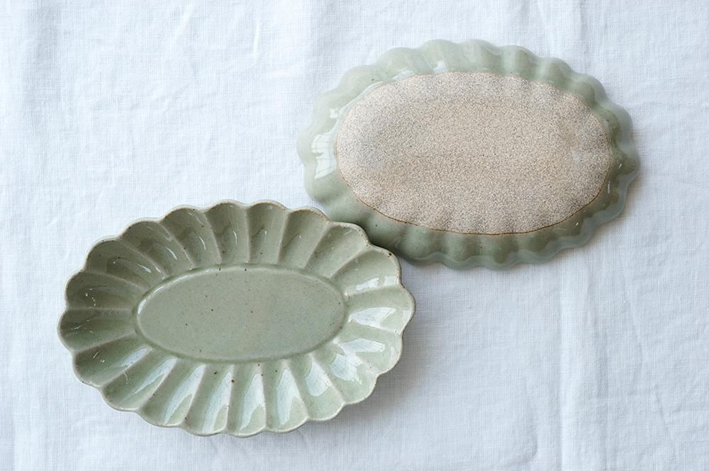 ペールグリーン 花楕円深皿 中 - 益子焼の小さな窯元「よしざわ窯