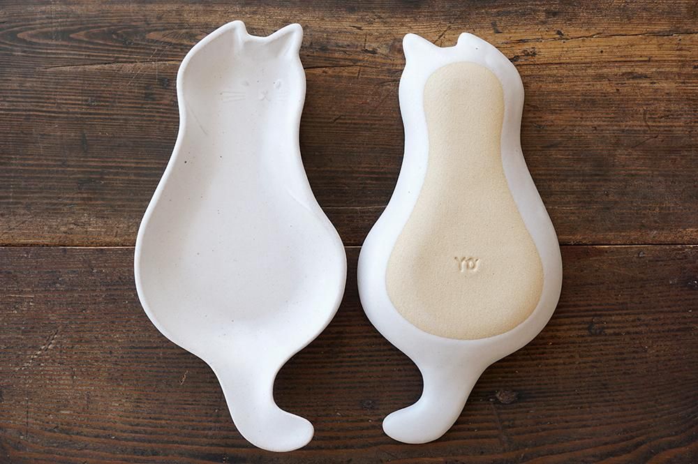後ろ姿の猫小皿 シロ 益子焼の小さな窯元 よしざわ窯 生活陶器 Onthetable 後ろ姿の猫小皿 シロ 益子焼の小さな窯元 よしざわ窯 生活陶器 Onthetable