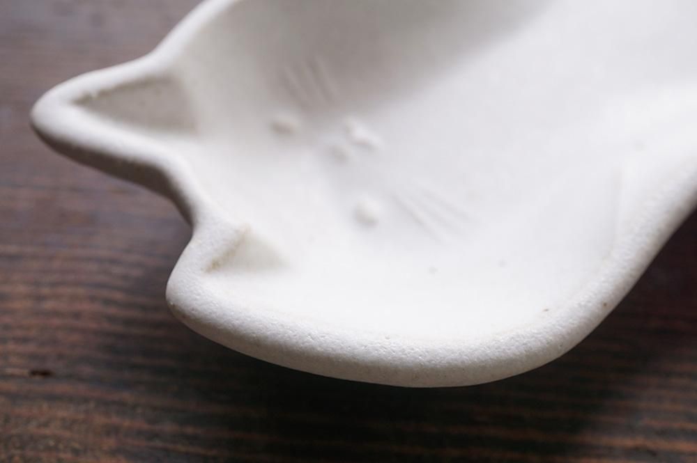 後ろ姿の猫小皿 シロ 益子焼の小さな窯元 よしざわ窯 生活陶器 Onthetable 後ろ姿の猫小皿 シロ 益子焼の小さな窯元 よしざわ窯 生活陶器 Onthetable