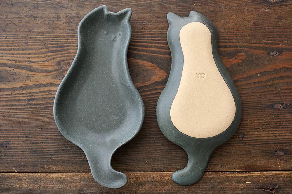 ホ4 後ろ姿の猫小皿 クロ - 益子焼の小さな窯元「よしざわ窯