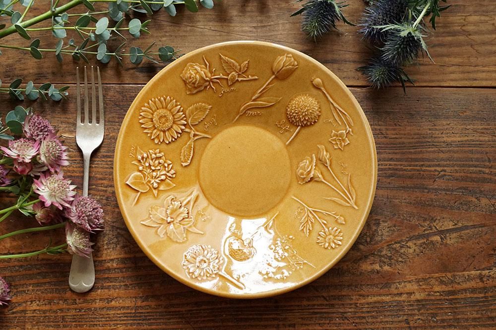 キャメル 花図鑑の深皿 益子焼の小さな窯元 よしざわ窯 生活陶器 Onthetable キャメル 花図鑑の深皿 益子焼の小さな窯元 よしざわ窯 生活陶器 Onthetable