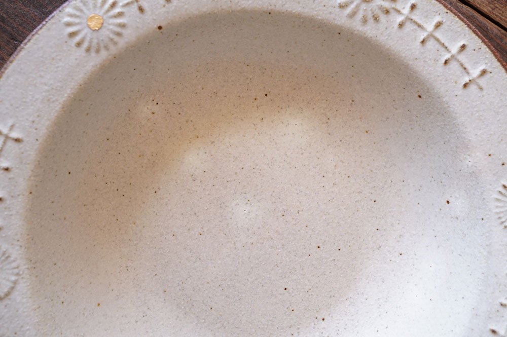 ミ５ oldwhite 花のスープ皿 小＜金彩＞ - 益子焼の小さな窯元「よしざわ窯」- 生活陶器「onthetable」