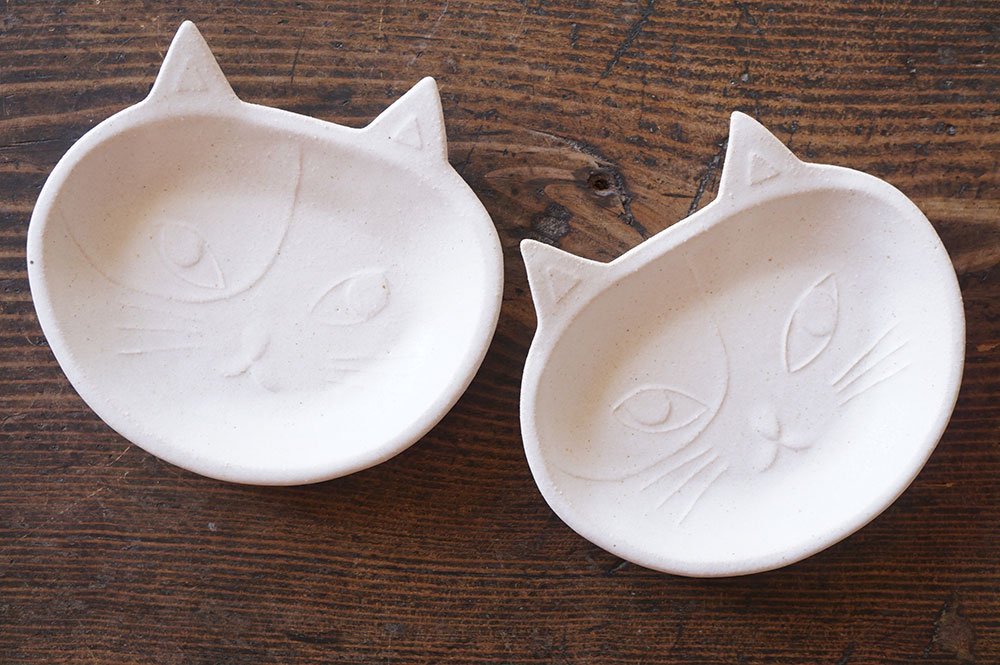 オ３０ 猫豆皿 シロ - 益子焼の小さな窯元「よしざわ窯」- 生活陶器 