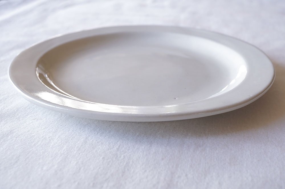 ヌ９ 白いラウンドリムプレート ６寸ケーキ皿 - 益子焼の小さな窯元「よしざわ窯」- 生活陶器「onthetable」
