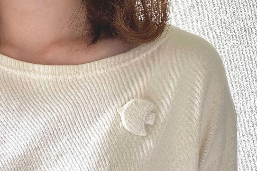 ブローチ 鳥 益子焼の小さな窯元 よしざわ窯 生活陶器 Onthetable ブローチ 鳥 益子焼の小さな窯元 よしざわ窯 生活陶器 Onthetable