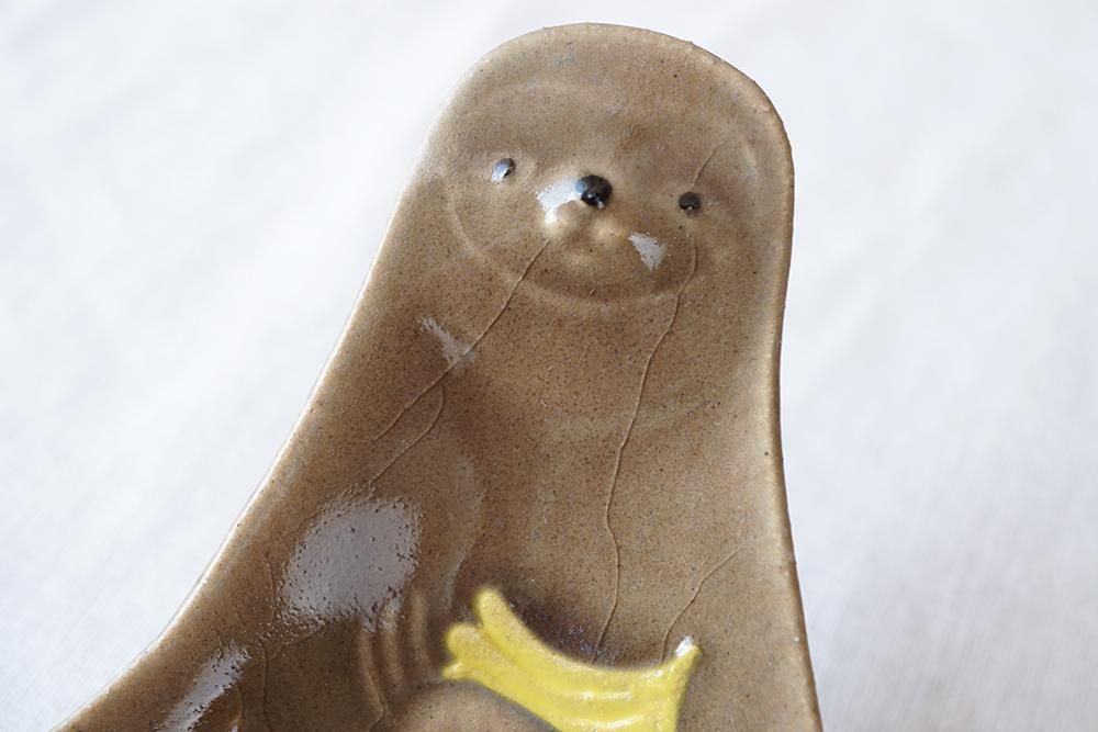 ル8 ナマケモノのおしゃもじ皿（貫入/釉ヒビあり） - 益子焼の小さな